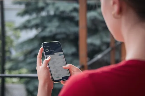 Personne utilisant l'application mobile Casserole.pro